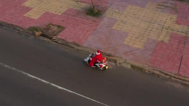 Beyaz Motosikletli Noel Baba Hediye Kutusu Gün Batımında Hediye Paketi — Stok video