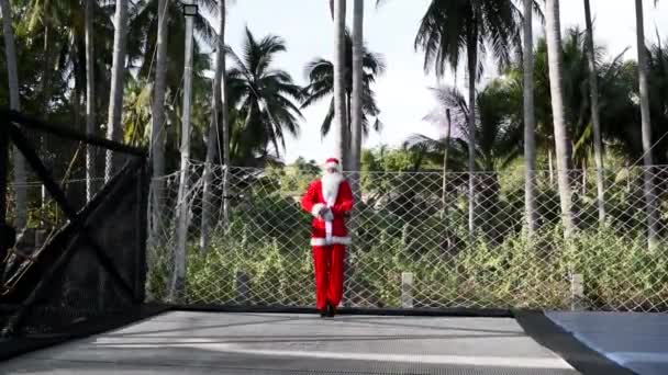 Der Weihnachtsmann Springt Auf Einem Trampolin Junge Weihnachtsmann Anzug Lässt — Stockvideo