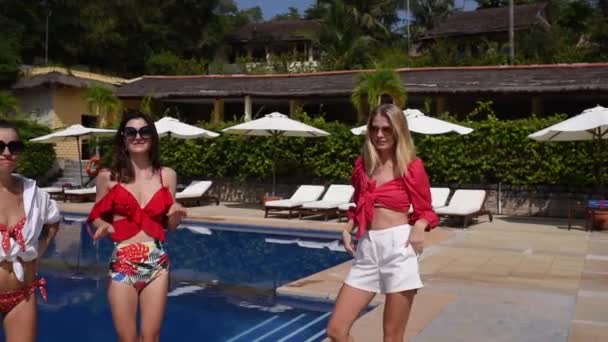 모자를 소녀들은 수영장 근처에서 동작으로 빨간색과 수영복을 소녀들과 여름날 수영장 — 비디오