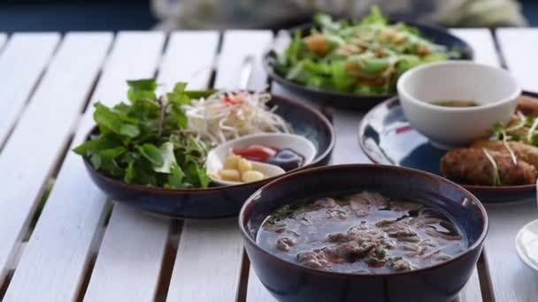 Plats Vietnamiens Sur Une Table Blanche Soupe Pho Crevettes Pâte — Video