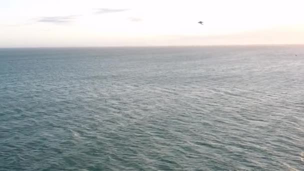Pesawat Tak Berawak Terbang Dalam Lingkaran Atas Laut Lembut Cahaya — Stok Video
