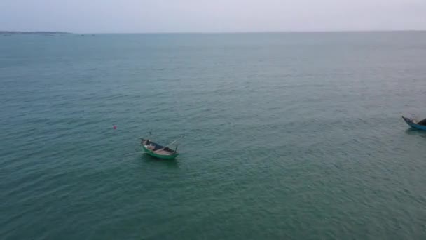 Круглий Літак Вид Рибальський Човен Літній Захід Сонця Морі Безпілотник — стокове відео