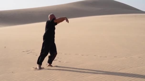 Viejo Negro Está Haciendo Kung Las Dunas Atardecer Mucha Arena — Vídeos de Stock