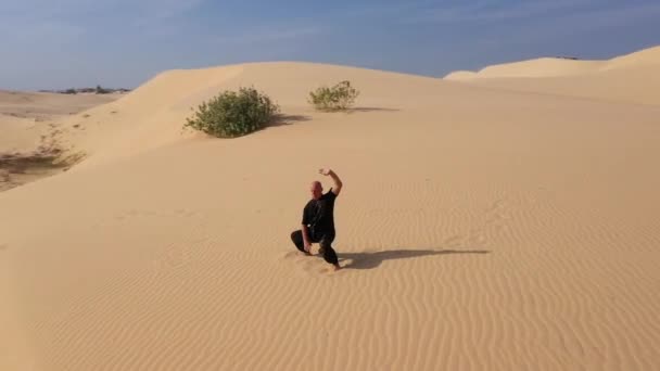 Oude Man Het Zwart Bezig Met Kungfu Duinen Bij Zonsondergang — Stockvideo