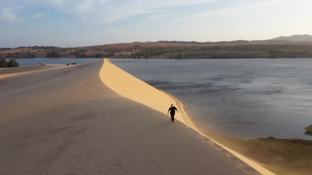 Человек Ходит Пустыне Шагает Песку Старик Черном Занимается Кунг Дюнах — стоковое видео