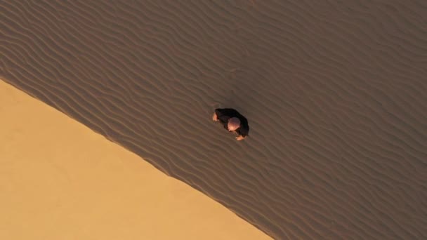 언덕에서 쿵푸를 있습니다 황금빛 스포츠 명상하는 잘생긴 드론이 올라가고 사막의 — 비디오