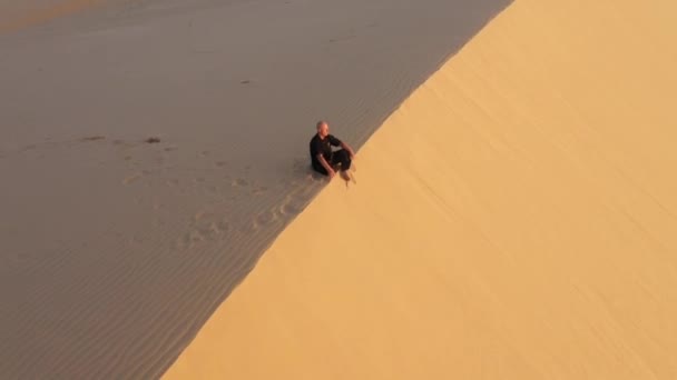 Siyah Giyen Yaşlı Adam Gün Batımında Kum Tepelerinde Kung Yapıyor — Stok video