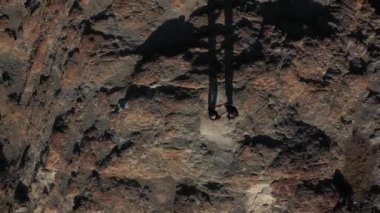 İki adam kung fu antrenmanı yaptı. Gün batımında deniz kıyısındaki sporculara hava manzarası. Altın ışık, mavi gökyüzü ve okyanus. Erkekler kavga eder. İHA havalanıyor. Kuş manzarası