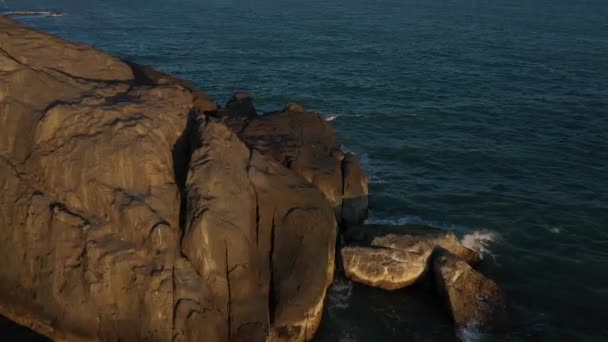 Vista Aérea Mar Puesta Sol Orilla Roca Con Luz Dorada — Vídeos de Stock