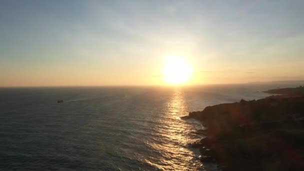 Uitzicht Vanuit Lucht Zee Zonsondergang Rotskust Met Gouden Licht Drone — Stockvideo