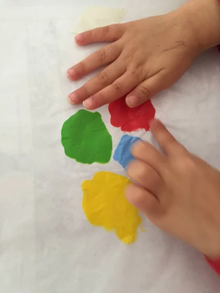 Little Girl Painting Hands — ストック写真