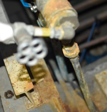 Eski paslı boruların fotoğrafı.