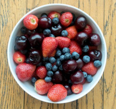 Kırmızı böğürtlen seti: çilek, yabanmersini, kiraz