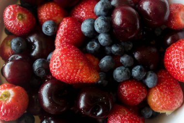 Kırmızı böğürtlen seti: çilek, yabanmersini, kiraz