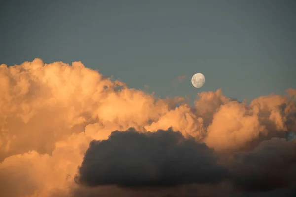 Overskyet Himmel Månen - Stock-foto