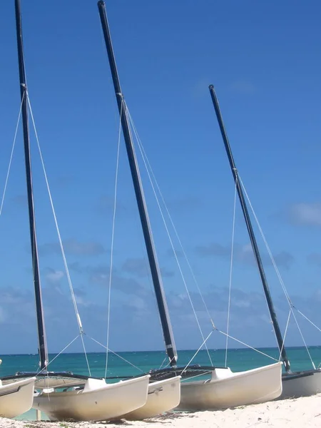 Segelboote Einem Strand Kuba — Stockfoto
