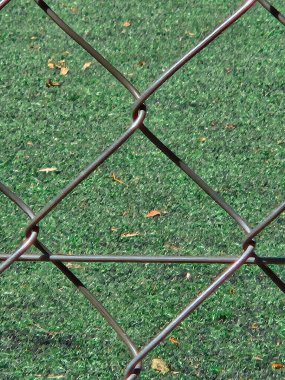 Bir futbol sahasında eşkenar çit