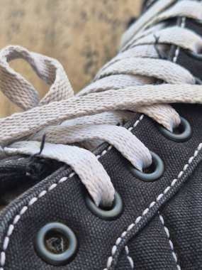 Siyah bir ayakkabının bağcıkları