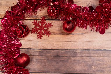 kırmızı Noel Tinsel ve String Lights Ahşap Arkaplanda Sınır