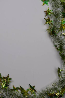 Gümüş Tinsel ve Yeşil Işıldayan Yıldızlar Sınırı