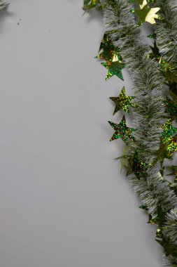 Gümüş Tinsel ve Yeşil Işıldayan Yıldızlar Sınırı