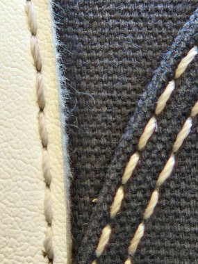 Kumaş ve Sahte Deri Üzerine Bej Dikişin Macro Detayları