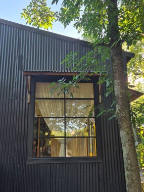 Modern Rustik Retreat: Oluşturulmuş Metal Üzerinde Gün Işığı