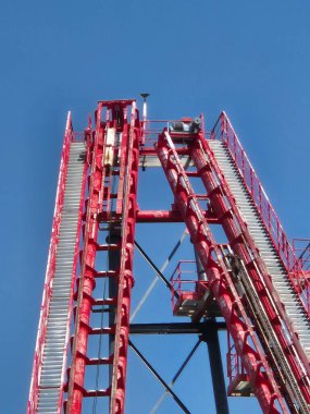 Parlak mavi gökyüzüne karşı kırmızı hız treni pisti döngüsü