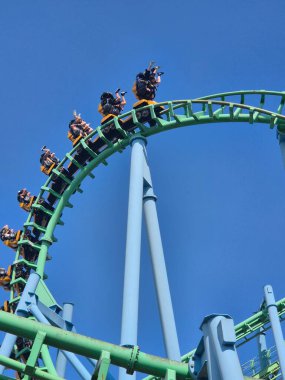 Karmaşık yeşil ve mavi çelik hız treni pist tasarımı