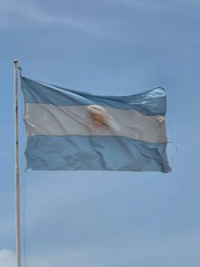 Arjantin Bayrağı Mavi Gökyüzüne Karşı Dalgalanıyor