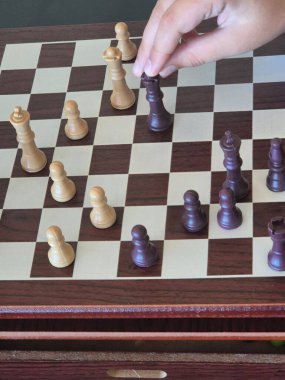 Gemide el hareketli satranç taşını kapat.