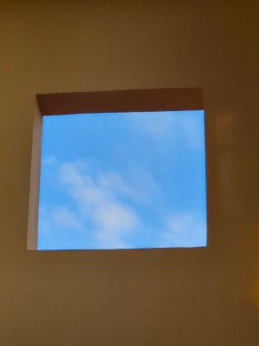 Mavi gökyüzü ve bulutların minimalist kare penceresi