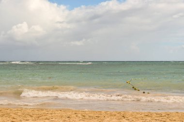 Turkuaz Okyanus Dalgalarında Yüzen Sarı Şamandıralar