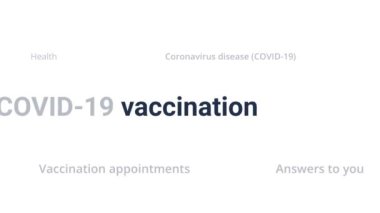 Coronavirus aşısı COVID-19. Koronavirüse karşı aşı ve aşı, COVID-19, virüs, grip. Haber, sosyal ya da tıbbi medya kavramı. Farklı metin ışığı arkaplanındaki vurgulanmış ifade.