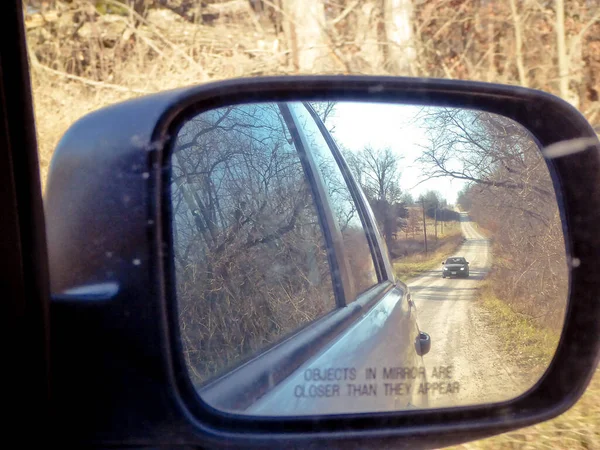 Yan aynanda başka bir arabanın seni takip ettiğini fark ettiğinde