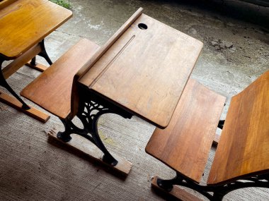 Antika ahşap okul sıraları