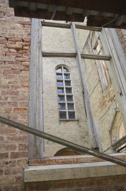 Pilsen, Chicago 'daki terk edilmiş kilisenin pencereleri.