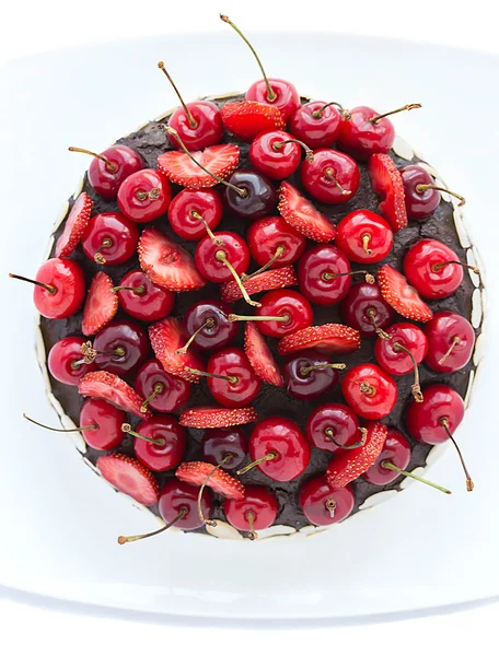 Pastel de chocolate con cerezas. —  Fotos de Stock