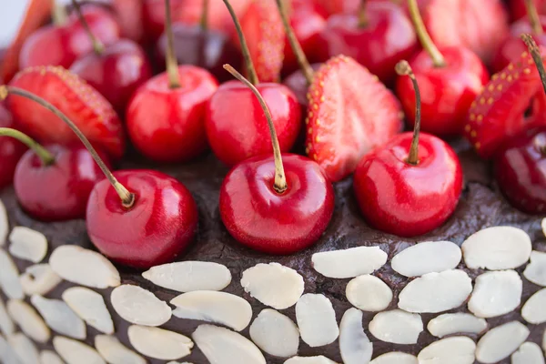 Torta al cioccolato con ciliegie. — Foto Stock