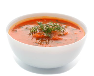 Beyaz bir arka plan üzerinde baharatlı balkabağı çorbası.