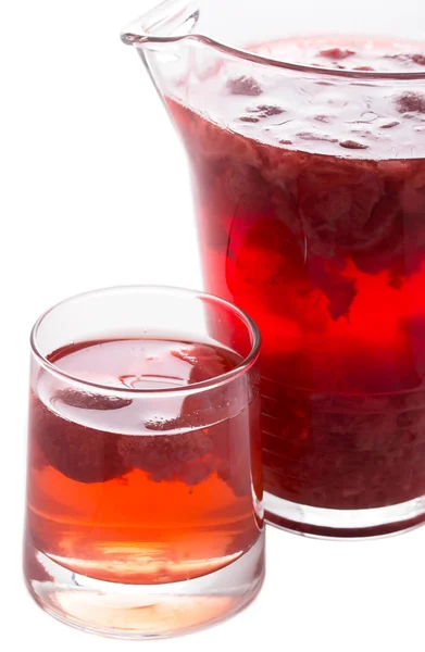Bebida de morango vermelha. Compota de frutas de verão em um fundo branco — Fotografia de Stock