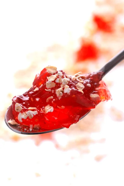 Erdbeergelee mit Haferflocken im Löffel. isoliertes Foto. — Stockfoto