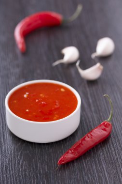 Kırmızı acı biber sosu.