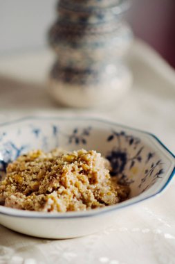 Beyaz masa örtüsünün üzerinde fındıklı ve ballı yulaf ezmeli kahvaltı.