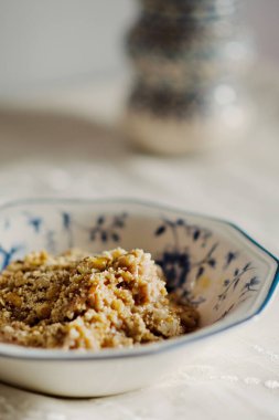 Beyaz masa örtüsünün üzerinde fındıklı ve ballı yulaf ezmeli kahvaltı.