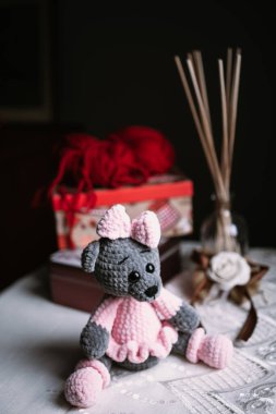 Beyaz masa örtüsü üzerinde oyuncak ayı, çocuklar için oyuncak, eski moda, yeni yıl, Noel