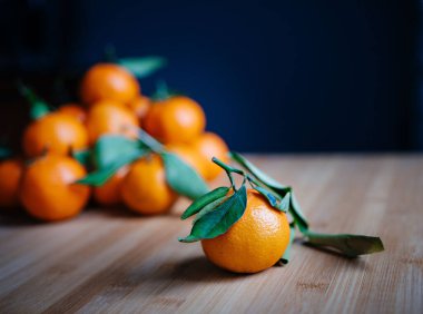 turuncu mandalinalar bej arka planda yapraklar, yeni yıl havası, Noel, yeni yıl