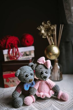 Yeni yıl arkaplanındaki ayıların kopyası, beyaz masa örtüsü ve evde yapılan Noel oyuncakları.