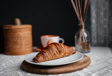 Yeni yıl sofrasında kruvasanlar, beyaz bir masa örtüsü, vegan kruvasanları, evde kahvaltı, yeni yıl, Noel.