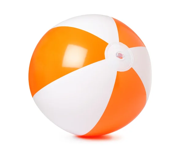 Bola de praia inflável colorida no fundo branco — Fotografia de Stock